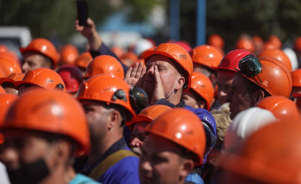 Сотрудники компании «Гродно Азот» во время митинга против результатов президентских выборов в Гродно, Белоруссия