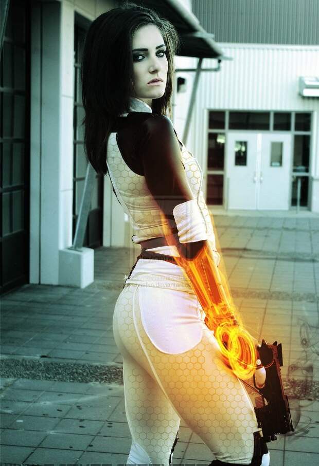 косплей Миранда из Mass Effect