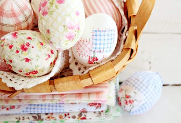 Пасхальные яйца в лоскутках ткани