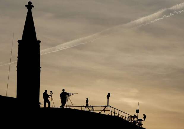 Снайперы ФСО на своей позиции перед началом праздничного концерта на Красной площади в честь 70-летия окончания Великой Отечественной Войны