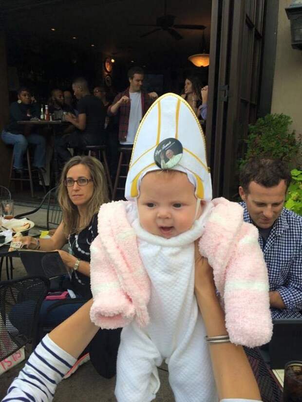 ребенок в костюме Папы Римского, ребенок в костюме рассмешил Папу Римского, Папа Римский и ребенок в костюме Папы Римского