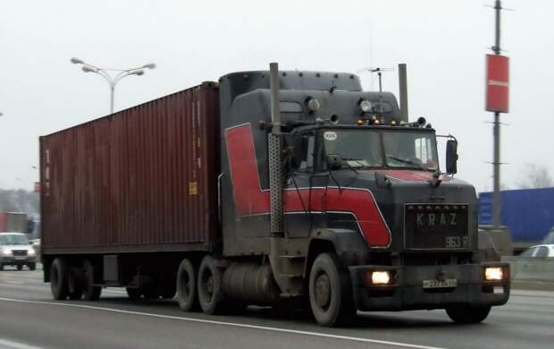 Самый, пожалуй, известный российский переделанный КрАЗ – это уникальный 963R, созданный (иного слова не подберешь) Робертом Ервандяном из Пскова. 90-е, грузовик, дальнобойщики, тюнинг