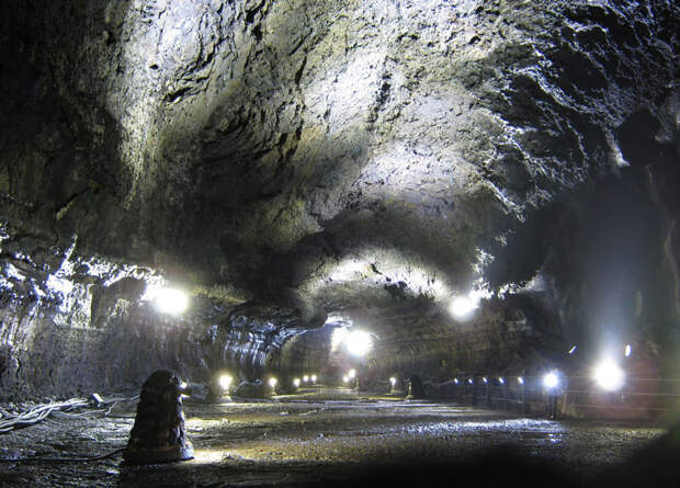 1. Лавовая труба Манджанггул – остров Чеджу, Южная Корея. (Gary Cycles) 12 удивительных лавовых труб в мире, лава, туннель