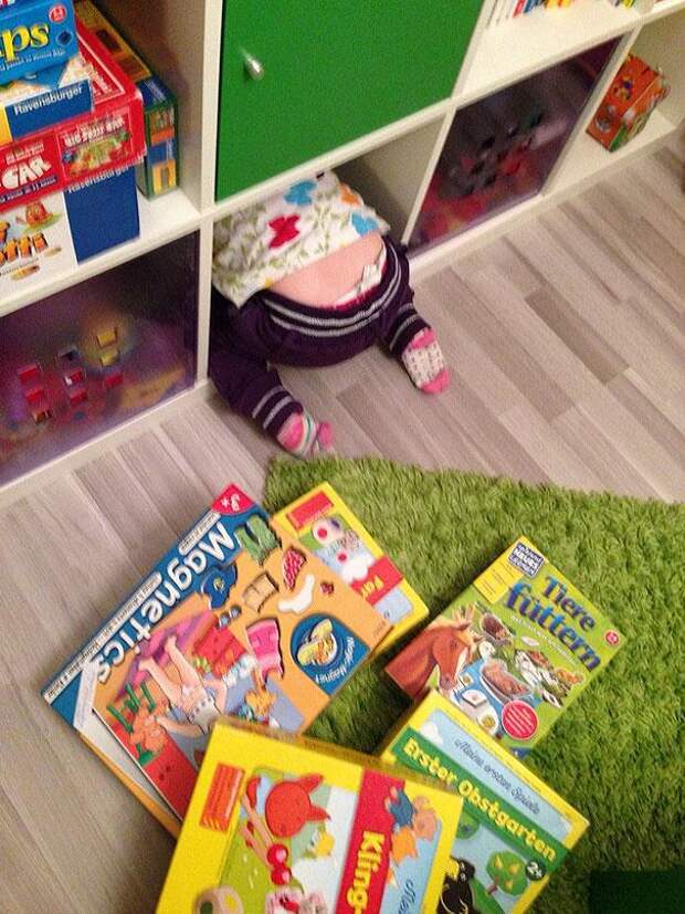 дети играют в прятки в ящике