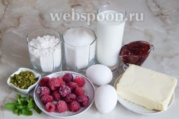 Для приготовления рулета нам необходимы такие продукты, как: мука пшеничная высшего сорта, молоко, масло сливочное, яйца куриные, сахар, малиновое варенье, малина (свежая или замороженная), очищенные дроблёные фисташки, мелисса (мята) свежая.