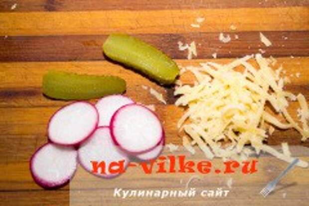 Бутерброд с яйцом, редисом и соленым огурцом