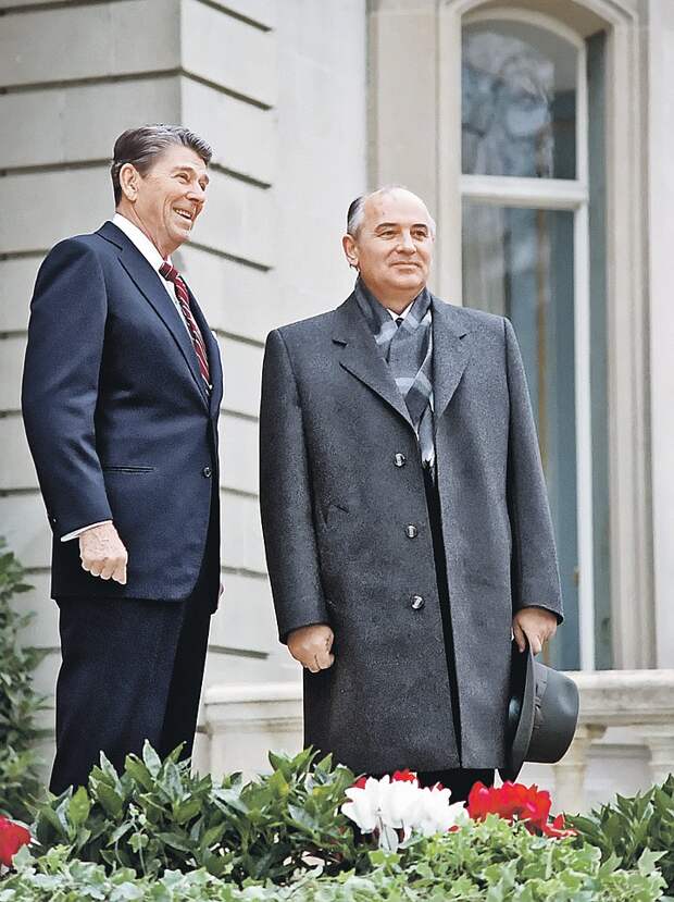 Горбачев и президент США Рейган в ноябре 1985 года в Женеве