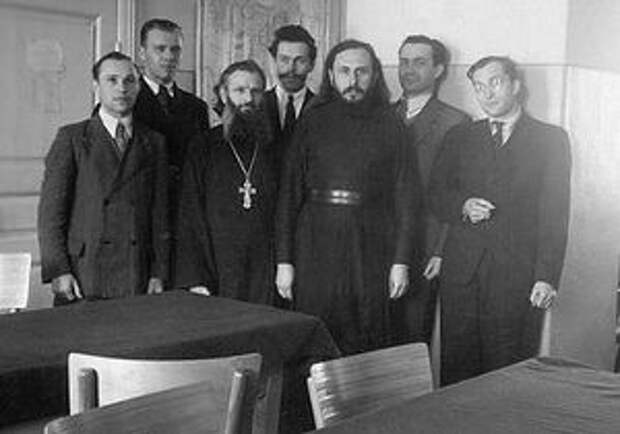 Слева направо: Петр Иванович Деревянко, Петр Викторович Гнедич, иеромонах Сергий (Голубцов), Константин Владимирович Нечаев, иеродиакон Антоний (Мельников), Гермоген Иванович Шиманский, Алексей Сергеевич Буевский