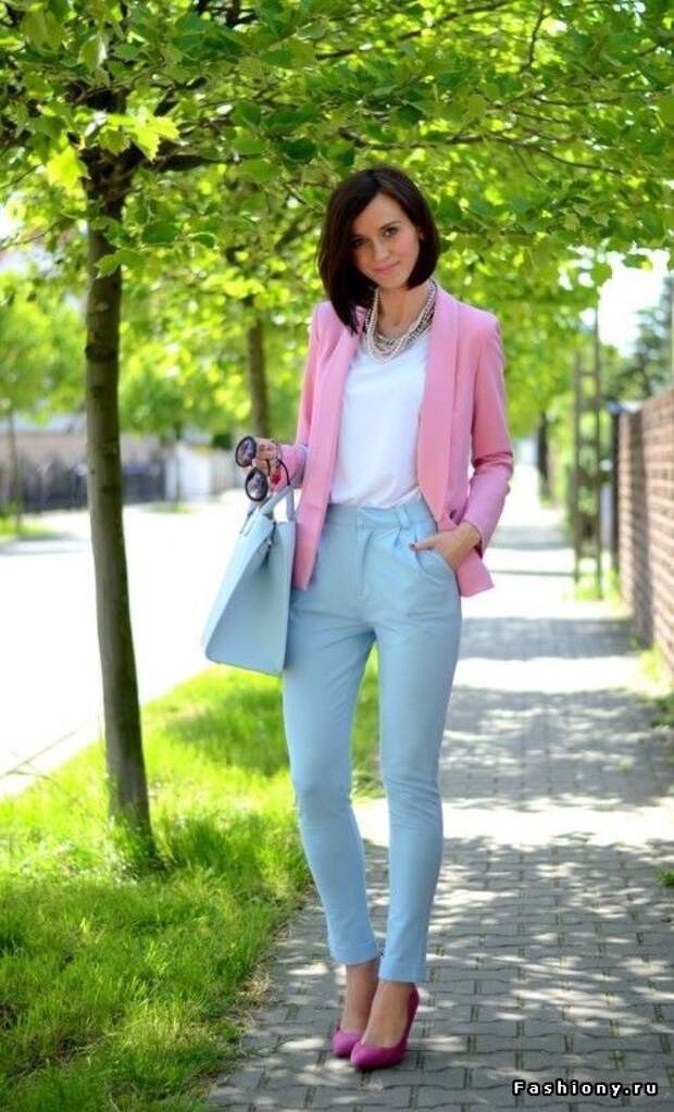 Голубые брюки и розовая блузка
