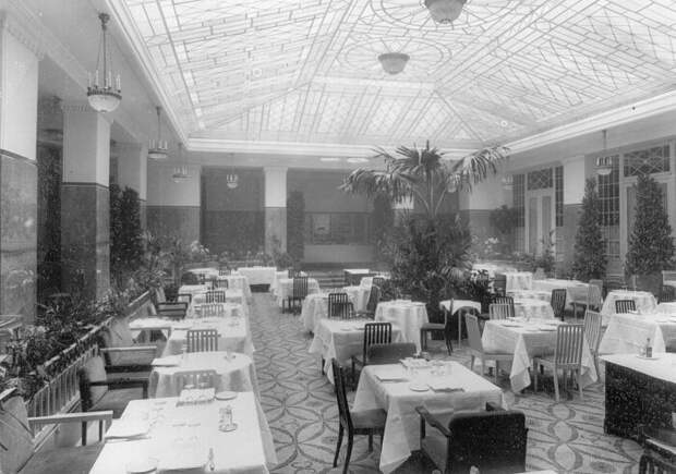 В Ленинграде в одном из наиболее престижных заведений под названием «Астория» можно было недорого покушать / Фото: humus.livejournal.com В Ленинграде в одном из наиболее престижных заведений под названием «Астория» можно было недорого покушать / Фото: humus.livejournal.com