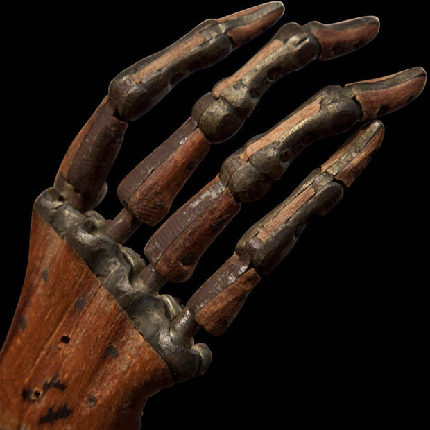 8. Деревянный протез кисти, приблизительно 1800 год медицина, прошлое