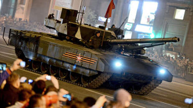 Танк Т-14 на гусеничной платформе "Армата" во время репетиции военного парада в Москве Танк Т-14 на гусеничной платформе "Армата" во время репетиции военного парада в Москве