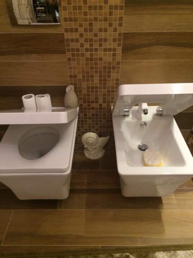 Интерьер ванной комнаты, унитаз и биде, коричневая керамическая плитка и мозаика