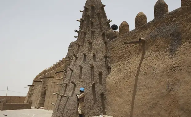 Тимбукту Мали Расположенный на перекрестке древних торговых путей через пустыню Сахару, Тимбукту постепенно превратился в одно из самых жарких мест планеты. В прошлом году была пройдена отметка в 54 градуса по Цельсию.