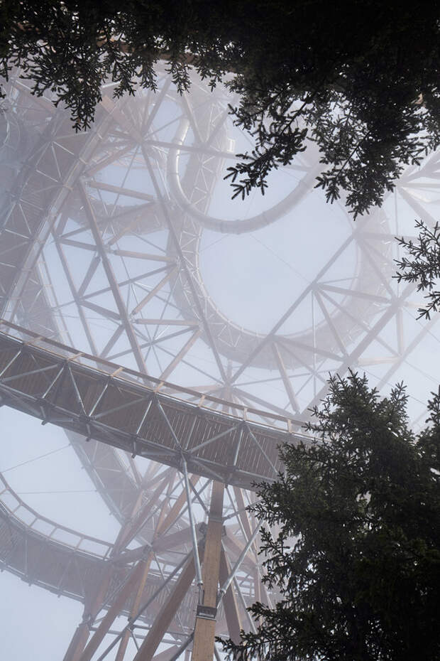 Смотровая площадка с экстремальной горкой в горах Чехии (13 фото) Смотровая площадка с экстремальной горкой в горах Чехии (13 фото)