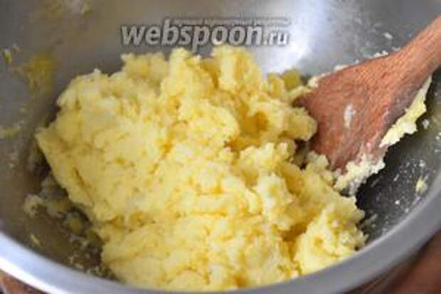 К картофельному пюре добавить яйцо, муку, посолить по вкусу и хорошо перемешать.