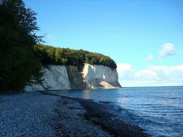 Остров буян белое море. Остров Буян Рюген. Остров Буян в черном море. Скалистые берега острова Рюген. Камень с острова Буяна.