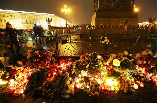 Цветы и свечи на Дворцовой площади в Санкт-Петербурге