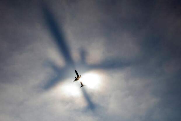 6. Тень самолета проецируется через слой тумана, аэропорт Логан, Бостон. интересное, фото