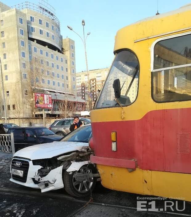 В ДТП пострадала 62-летняя пассажирка трамвая