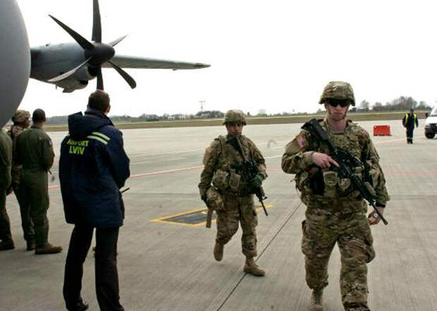 Американские десантники в аэропорту Украины, Львов|Фото: Twitter.com/Geoffrey Pyatt