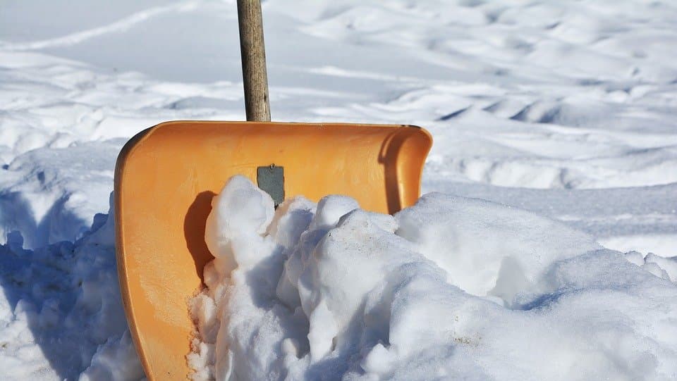 Дорожки во дворе дома на Энергетической улице очистили от снега