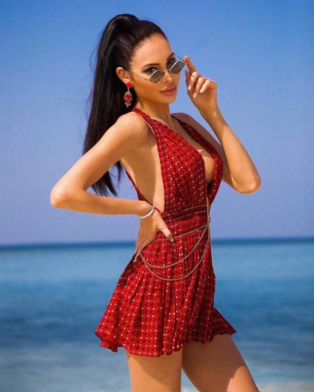 Олеся Малинская в красном платье