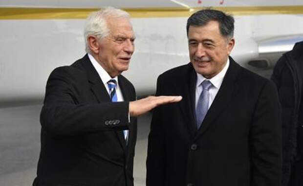 На фото: глава европейской дипломатии Жозеп Боррель и глава МИД Узбекистана Владимир Норов (слева направо) во время встречи в Самарканде
