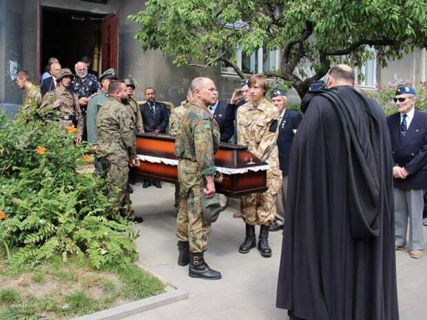 Во Львове с помпой похоронили нациста, который "не мог забыть взгляд Гитлера"
