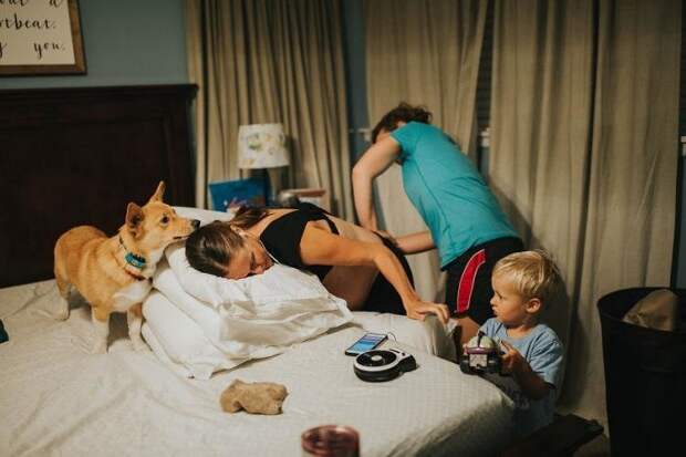 Фотограф Кристин так описывает тот день: «Я просто без ума от собак, и я должна была запечатлеть это удивительное проявление сопереживания» дети, животные, история, корги, роды, семья, собака