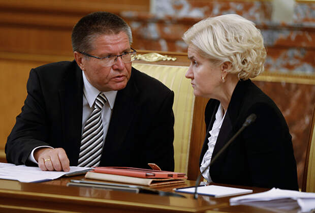 По словам Ольги Голодец (на фото — справа), обсуждение повышения пенсионного возраста отложено до 2018 года