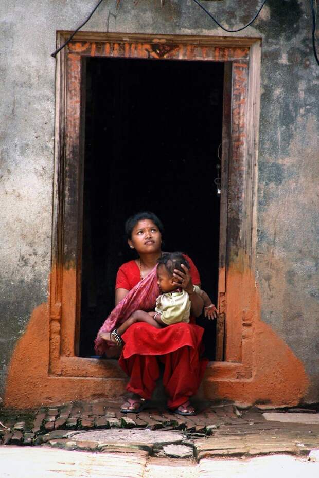 Бхактапур, Непал, 2010 мамы, материнская любовь, мать и дитя, путешествия, трогательно, фото, фотомир, фотоочерки