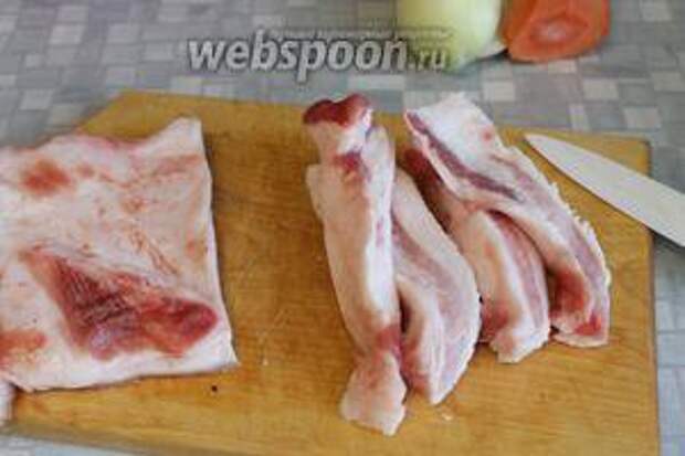 Сало нарезать кубиками.