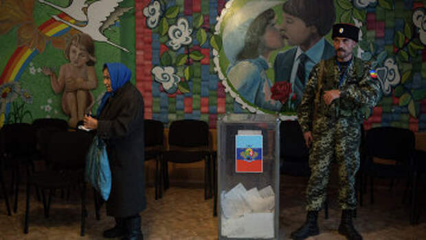 Жители Луганской области голосуют на досрочных выборах в парламент Украины в поселке Володарск