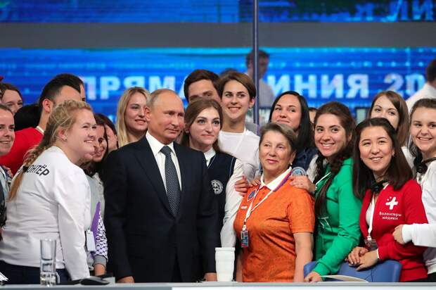 Путин с волонтерами Прямой линии, 7.06.18.png