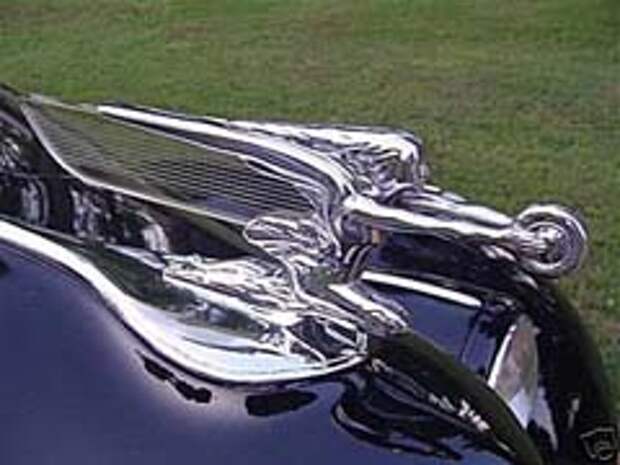 Парящая в воздухе “паккардовская” девушка с колесом Парящая в воздухе “паккардовская” девушка с колесом