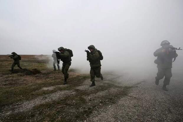 Штурмовой рюкзак и бег «зигзагом» спасли жизнь российскому разведчику