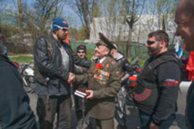 Ночные волки распространяют книги о военной истории России