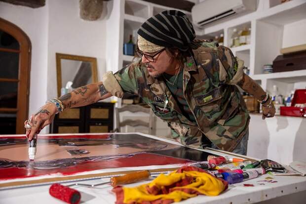 Джонни Депп выставит на продажу свои картины в виде NFT