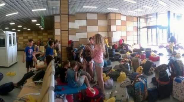 В аэропорту Симферополя застряло столько же детей, сколько в Домодедово