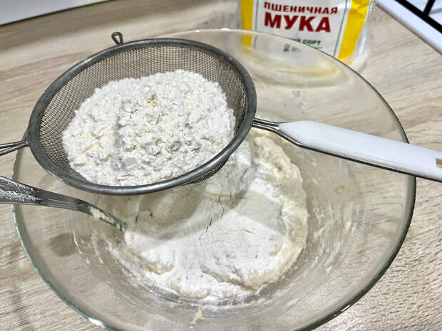 С мясом на пышном тесте - этот пирог заменит собой целый обед. "Чуду" станет любимым блюдом с первого кусочка, а приготовить его совсем просто.-5