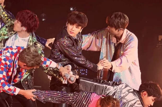 Мошенники выдали себя за солиста BTS и обманули пенсионерку в Приморье