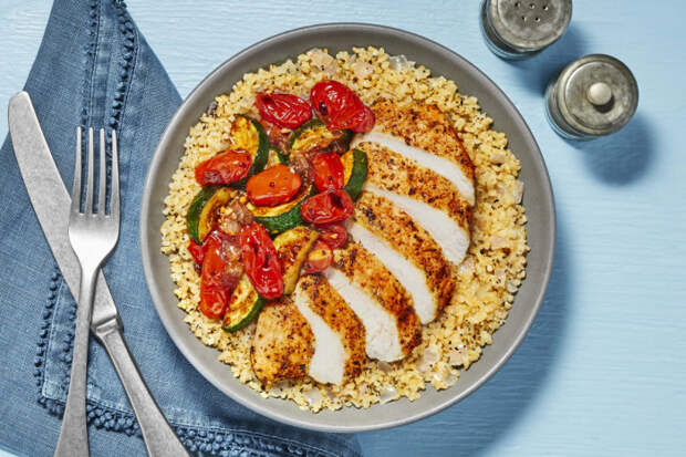 Плов из булгура с курицей. \ Фото: img.hellofresh.com.