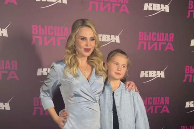 Певица Пелагея появилась на публике с дочерью