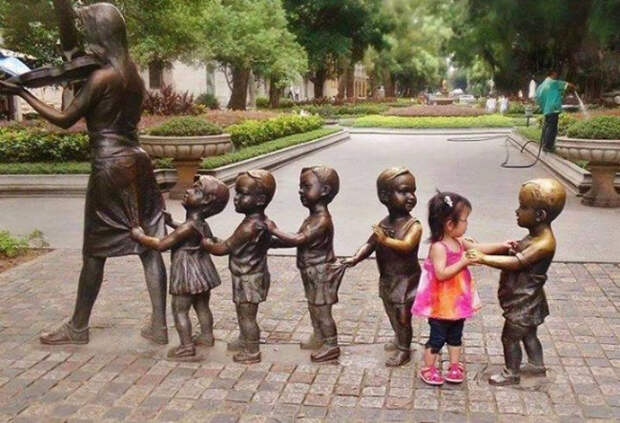 лучшие фото детей с памятниками