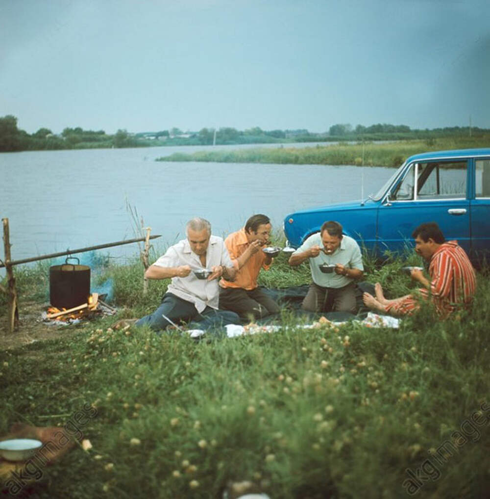 Советские люди на пикнике