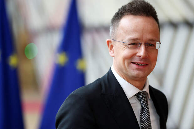 Сийярто сыронизировал над бескультурностью Зеленского