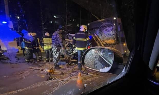 В Архангельске столкнулись пять машин и автобус, в аварии погиб человек
