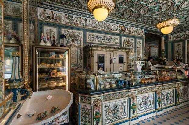 Каждый уголок магазина расписан причудливой символикой и орнаментами в стиле итальянского Ренессанса (Pfunds Molkerei, Дрезден). | Фото: commons.wikimedia.org. Каждый уголок магазина расписан причудливой символикой и орнаментами в стиле итальянского Ренессанса (Pfunds Molkerei, Дрезден). | Фото: commons.wikimedia.org.