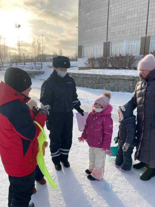 В Кировграде сотрудники ГИБДД во время школьных каникул напомнили детям о ПДД